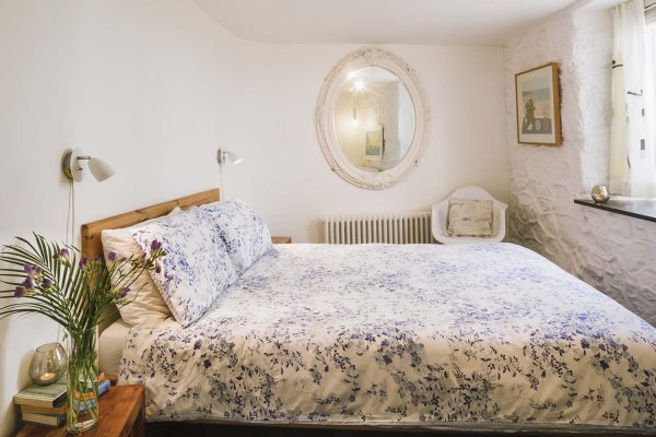 Master bedroom in Old Saltings, St Ives